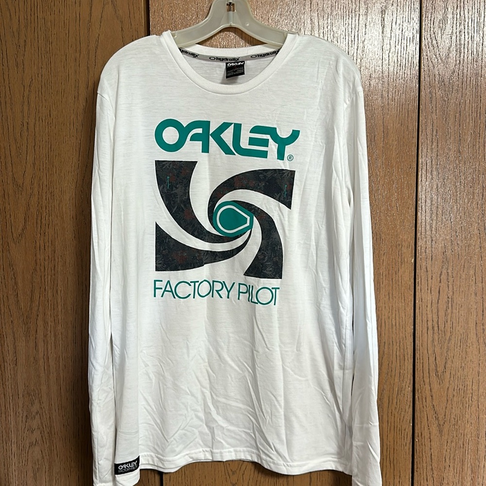 Men’s Oakley tshirt
